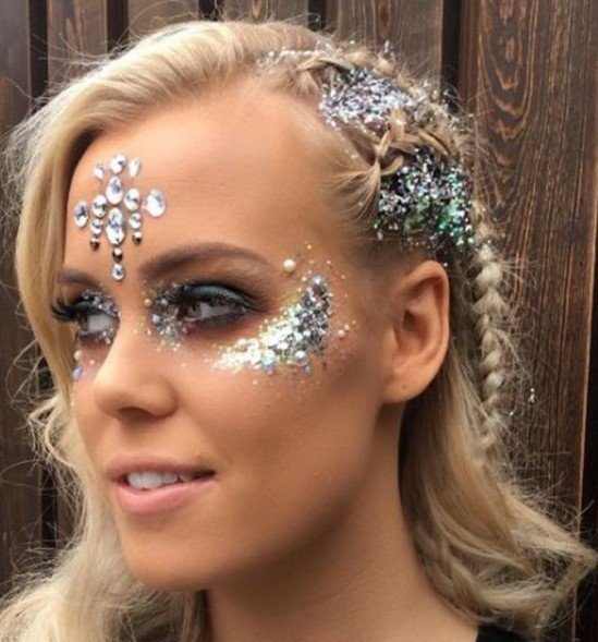 Maquiagem com glitter para Carnaval.