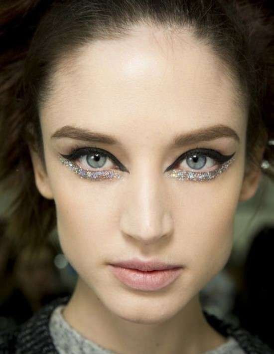 Maquiagem com glitter simples para Carnaval.