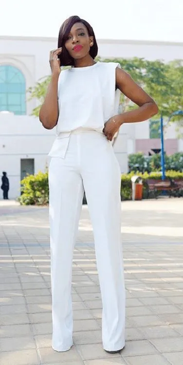 Looks com a muscle tee.