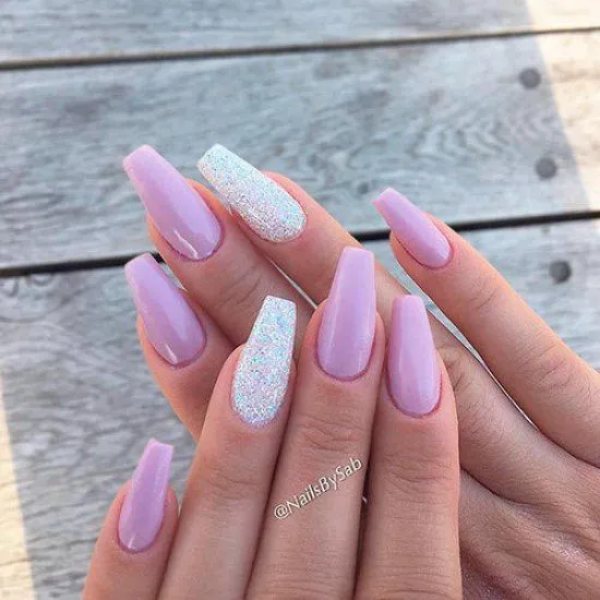 Unhas de ballarina com glitter.