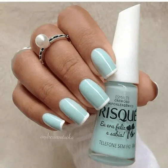 Unhas decoradas simples.