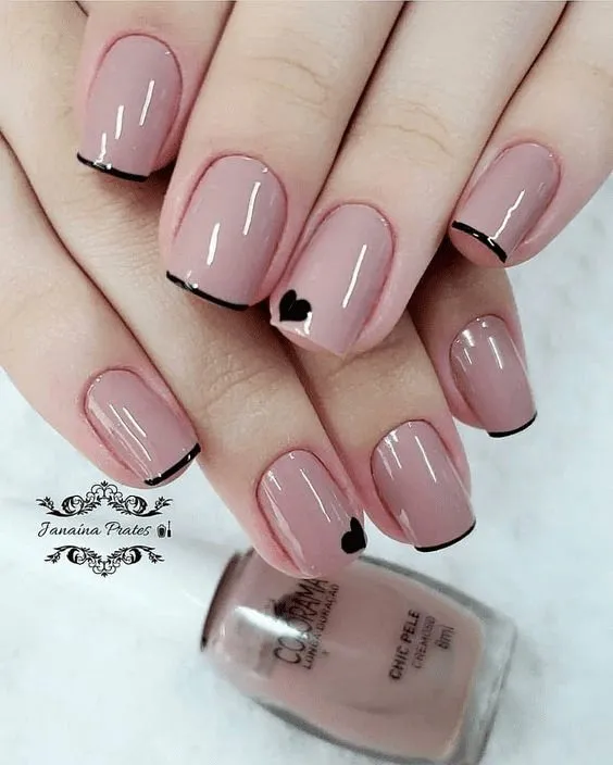 Unhas decoradas simples.