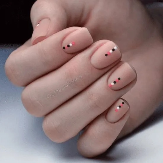 Unhas decoradas simples.
