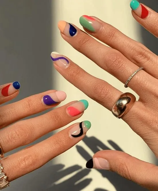 Unhas decoradas simples.