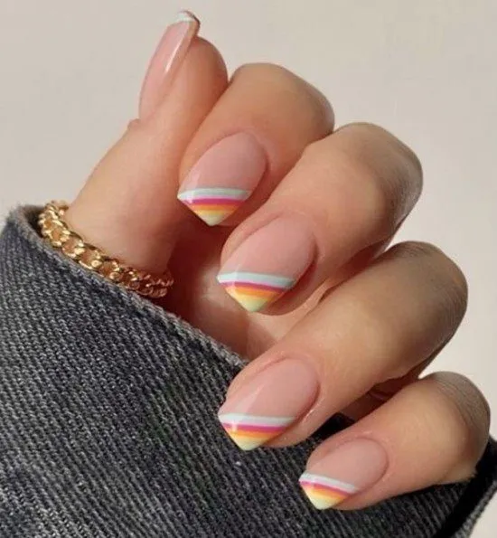 Unhas decoradas simples.