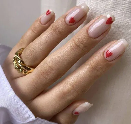 Unhas decoradas simples de coração.