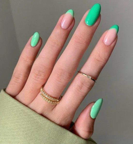 Unhas decoradas simples.