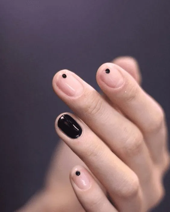 Unhas decoradas simples.