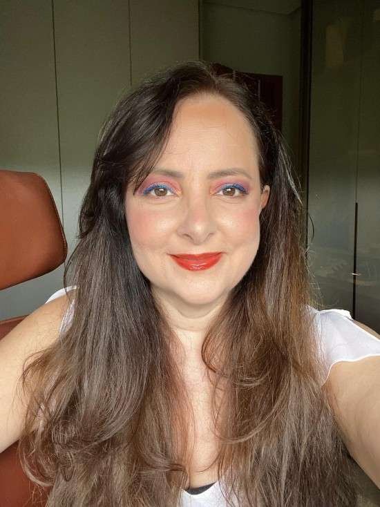 Maquiagem com delineador colorido.