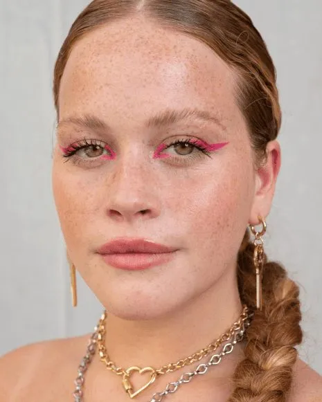Maquiagem rosa.