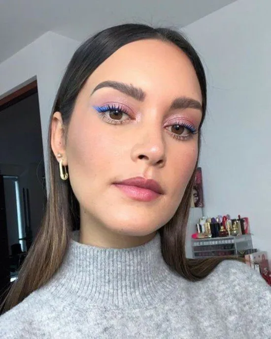 Maquiagem rosa com azul.