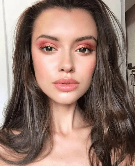 Maquiagem rosa.