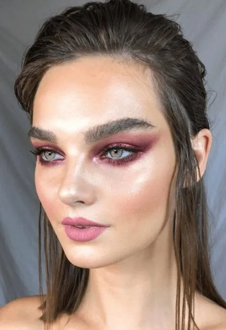 Maquiagem rosa.