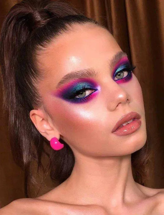 Maquiagem rosa com azul.