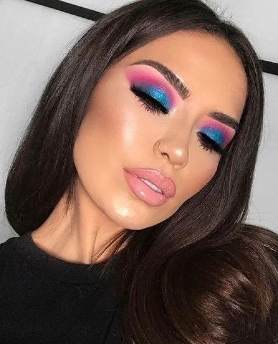 Maquiagem rosa com azul.