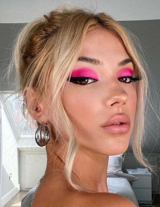 Maquiagem rosa com preto.