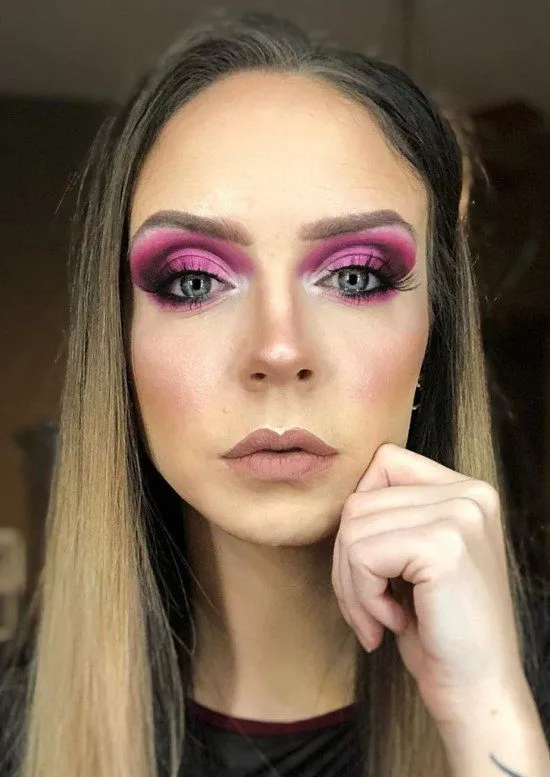 Maquiagem rosa com preto.
