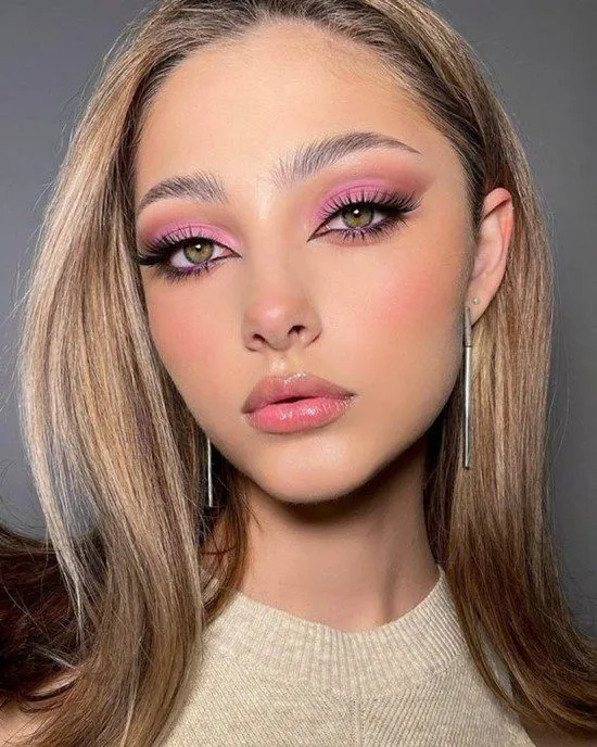 Maquiagem rosa com preto.