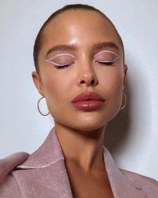 Make com delineador rosinha.