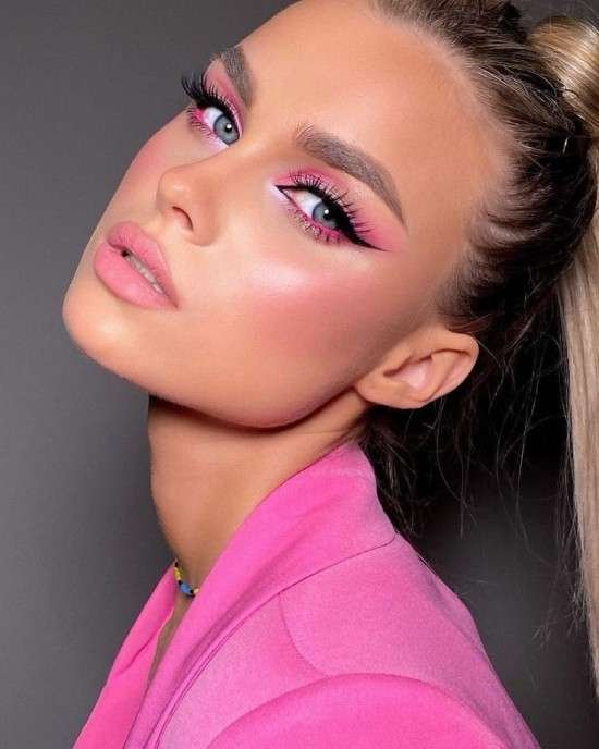 Maquiagem rosa.