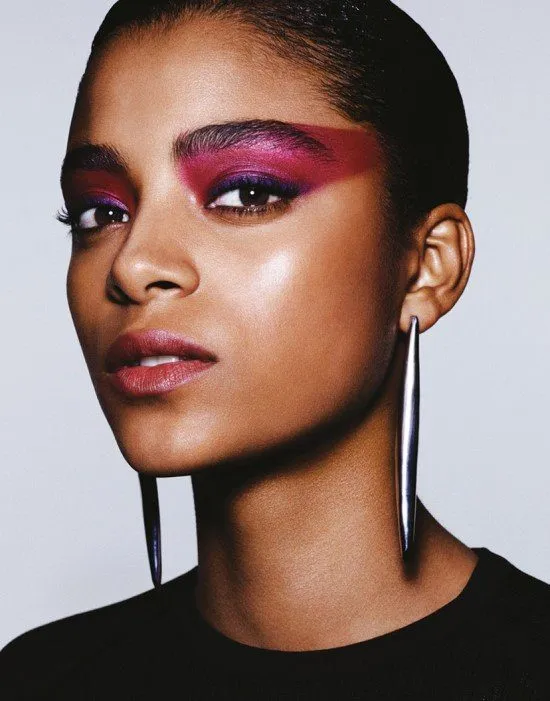 Sombra rosa pink até as têmporas.