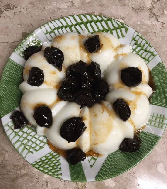 Manjar de coco com calda de ameixa.