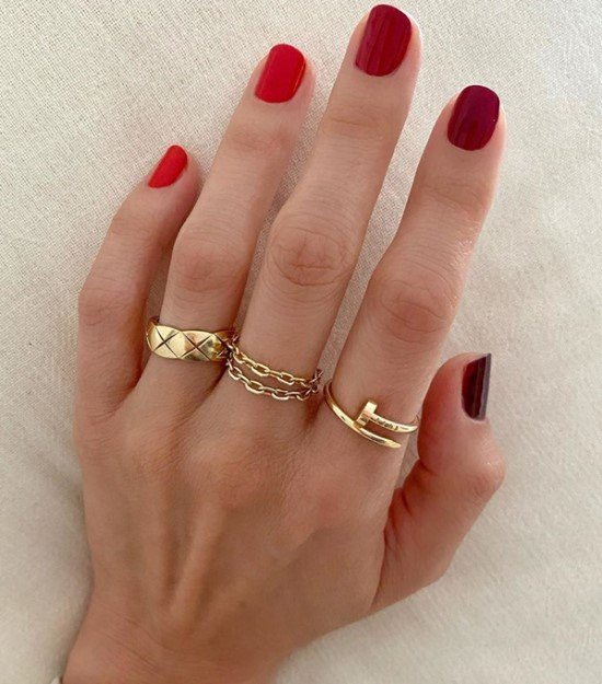 Unhas pintadas.