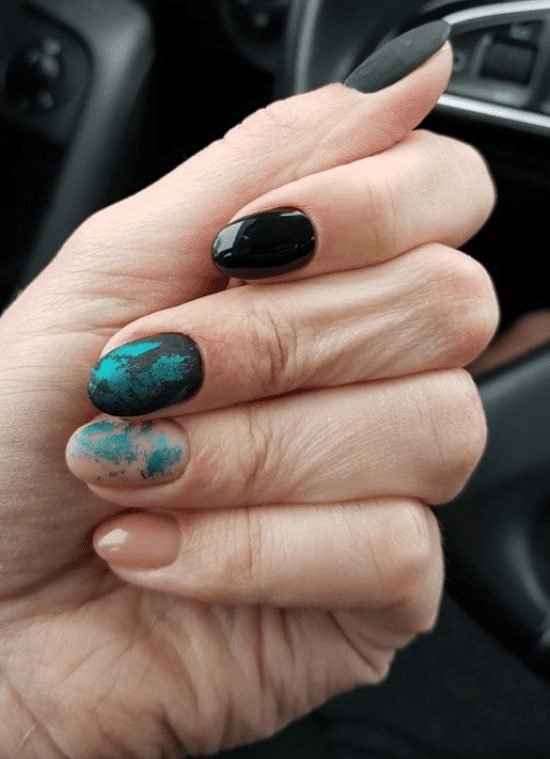 Unhas pintadas com mix de texturas.