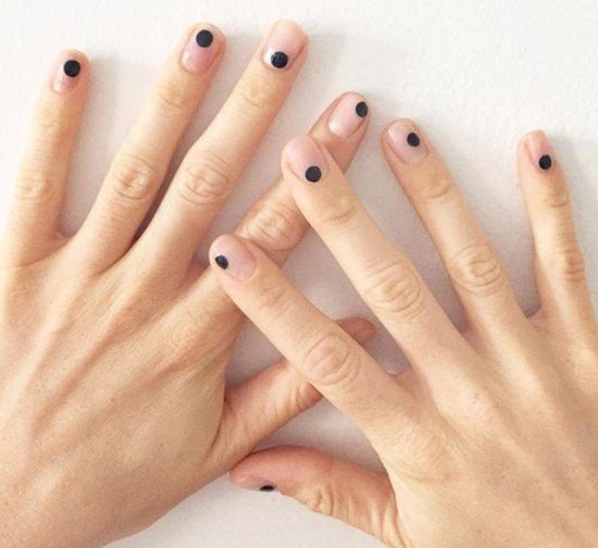 Unhas pintadas.