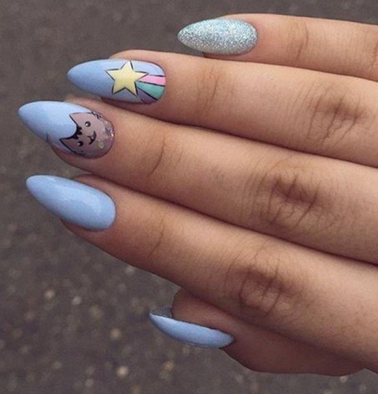 Unhas pintadas.