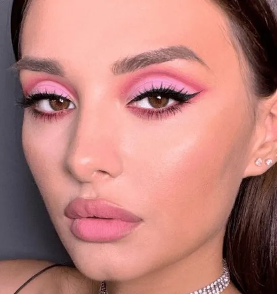 Cut crease em rosa.