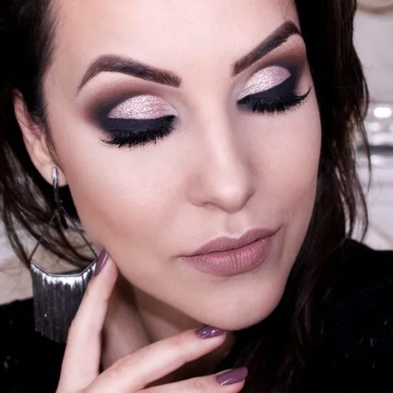 Pálpebra móvel marcada com glitter.