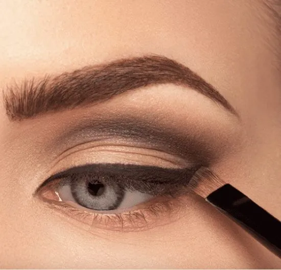 Técnica de maquiagem cut crease.