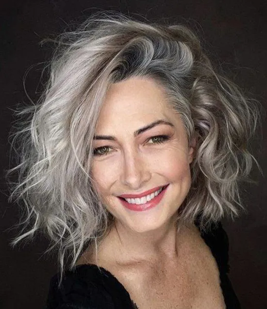 Corte de cabelo em camadas curto.
