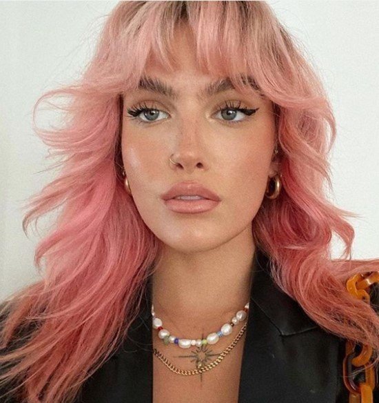 Corte em camadas, cabelo rosa.