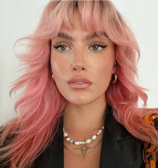 Corte em camadas, cabelo rosa.