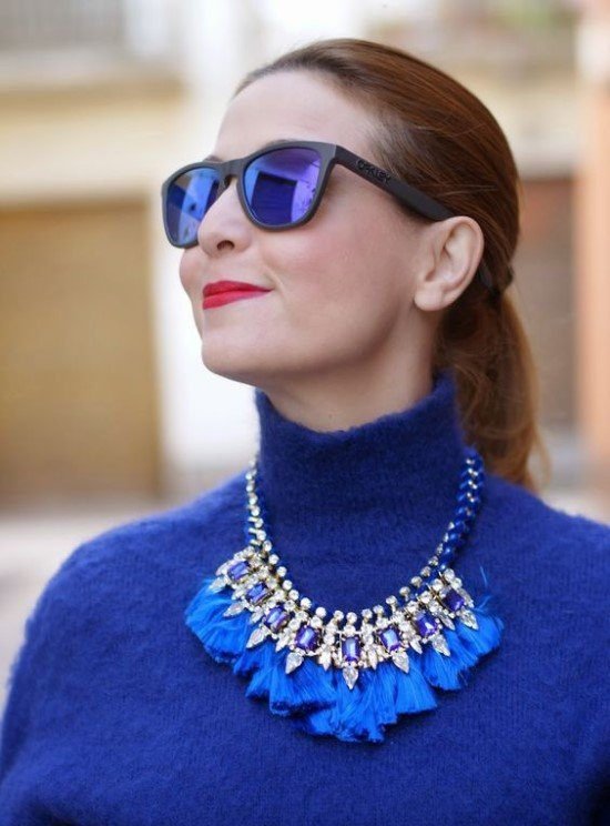 Como usar maxi colar com blusa de gola alta.