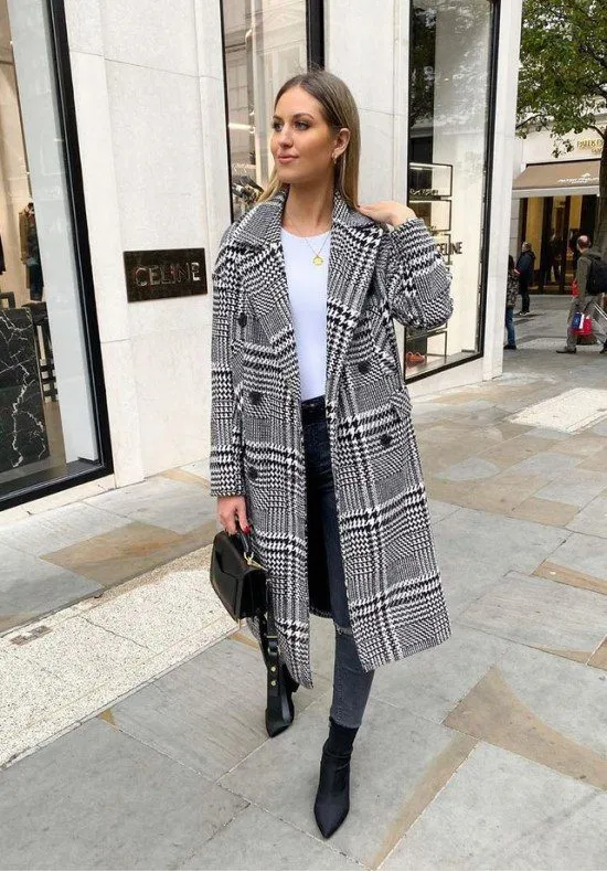 Trench-coat de xadrez.