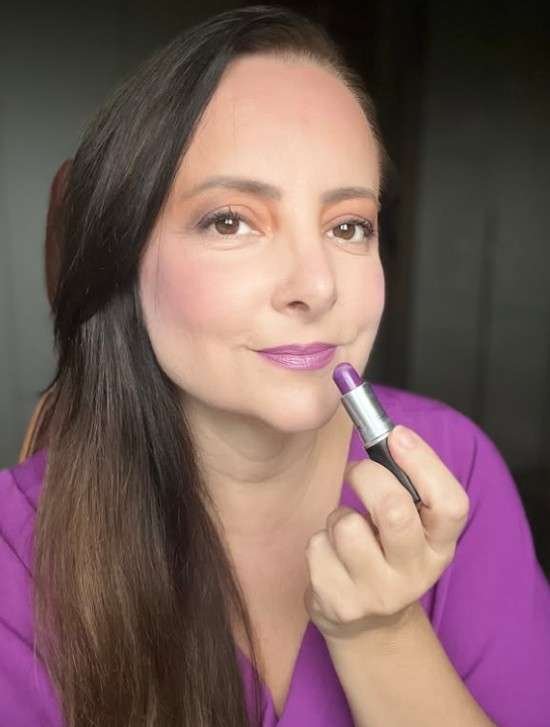 Maquiagem lilás batom e blush.