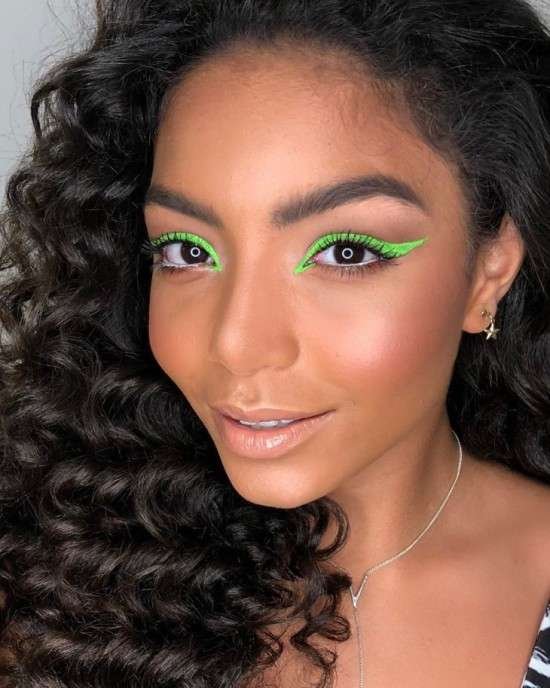 Maquiagem neon simples delineador verde.