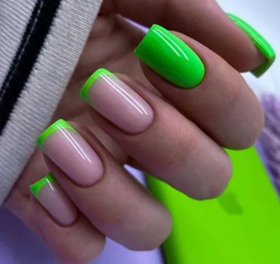 Unha com francesinha neon.