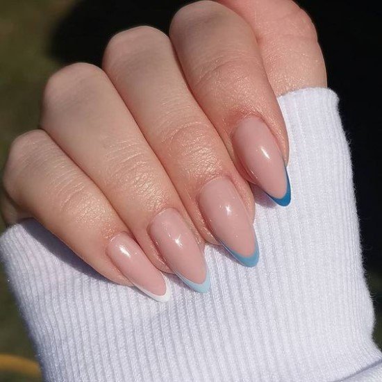 Unha com francesinha azul degradê.