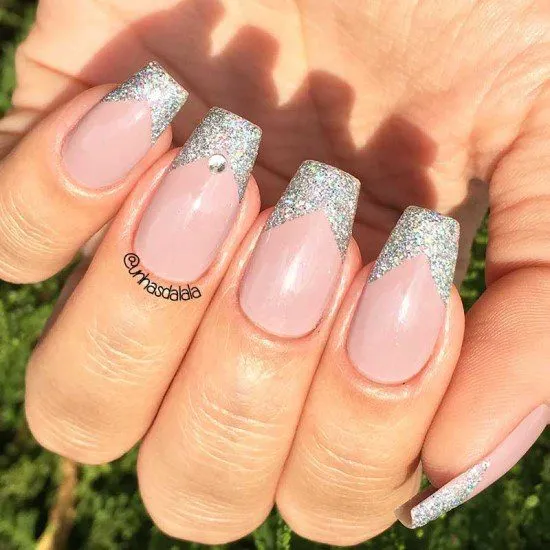 Unha com francesinha e glitter.