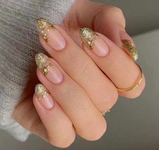 Unha com francesinha e glitter dourado.
