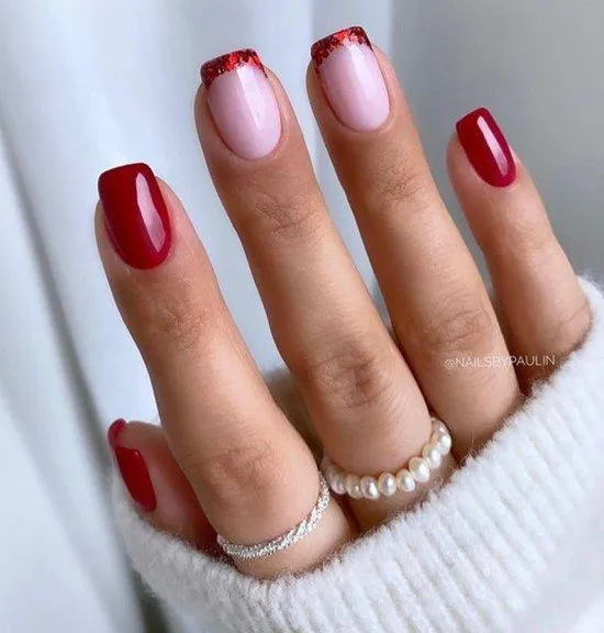 Unha com francesinha e gliiter vermelho.