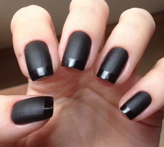 Unha francesinha preta com esmalte preto fosco.