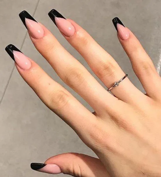 Esmalte preto aplicado só nas pontinhas.