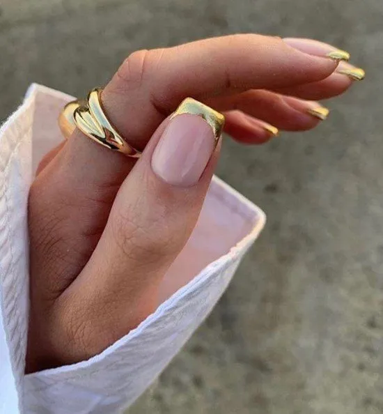 Unha francesinha com dourado.