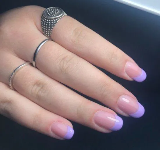 Unhas francesinhas lilas.