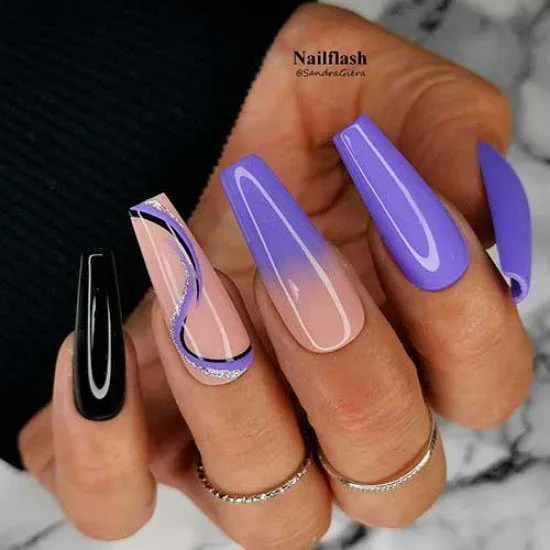 Unhas decoradas lilas com preto.